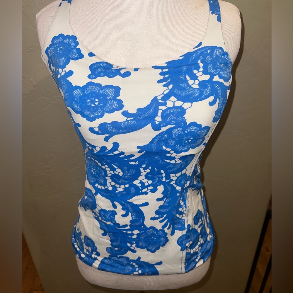 Don’t know brand or size but fits like small/medium! Work out material.